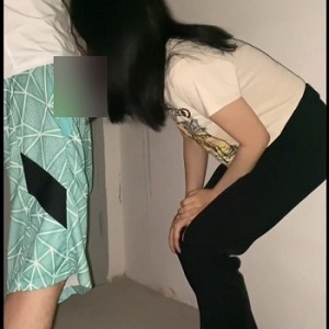 年轻小情侣楼梯间嘴艺互动+