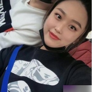 上海女白领（周琳琳）邂逅健身的富商，两人试衣间擦出爱情火花【431MB】