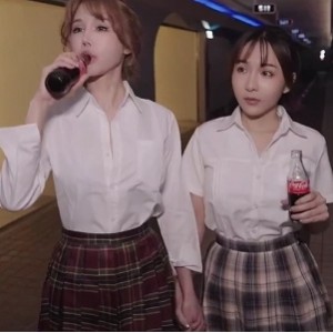 辛尤里12月新作：和闺蜜一起搭乘诸葛木马玩弄，升天体验