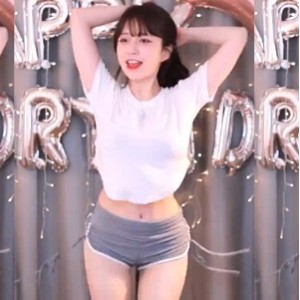 直播热舞合集：自行打包的超清无水印直播热舞合集，共有884V视频，总大小为65G，可在百度盘上下载。