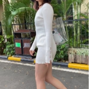 高叉泳装：展现长腿和翘臀的美女视频
