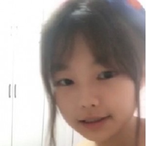 年轻粉嫩小乖乖互相亲吻吃小胸前软肉奇怪玩具放飞自我sao xue揉揉子1V610MB