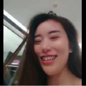 《群p女王-姐妹两鲍》视频1.7G时长1:34，黑丝眼罩神秘感，下载观看