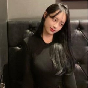 韩国留学生小雅的私房菜视频：美味香辣炒虾，颜值与烹饪技巧兼具，共5个精彩片段！