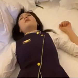 春秋航空空姐卿沐语短视频热潮：4分钟自拍道具秀与生活趣事，带你领略她的独特魅力与风格！