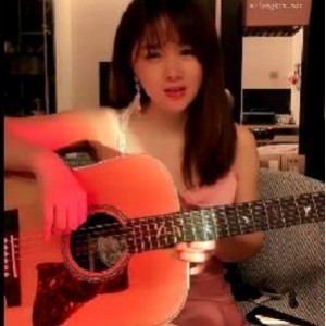 成功吸引了观众的眼球，成为了网红。快来下载观看她那超美的自拍视频吧！