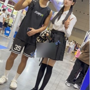 KFC双马尾学生妹逛街视频257MB绝对领域