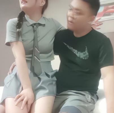 服装小姐姐败在金钱面前