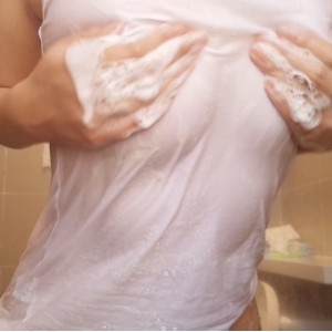 浪莎小姐姐浴室美艳沐浴实拍1V350M水汽魅惑身段撩火